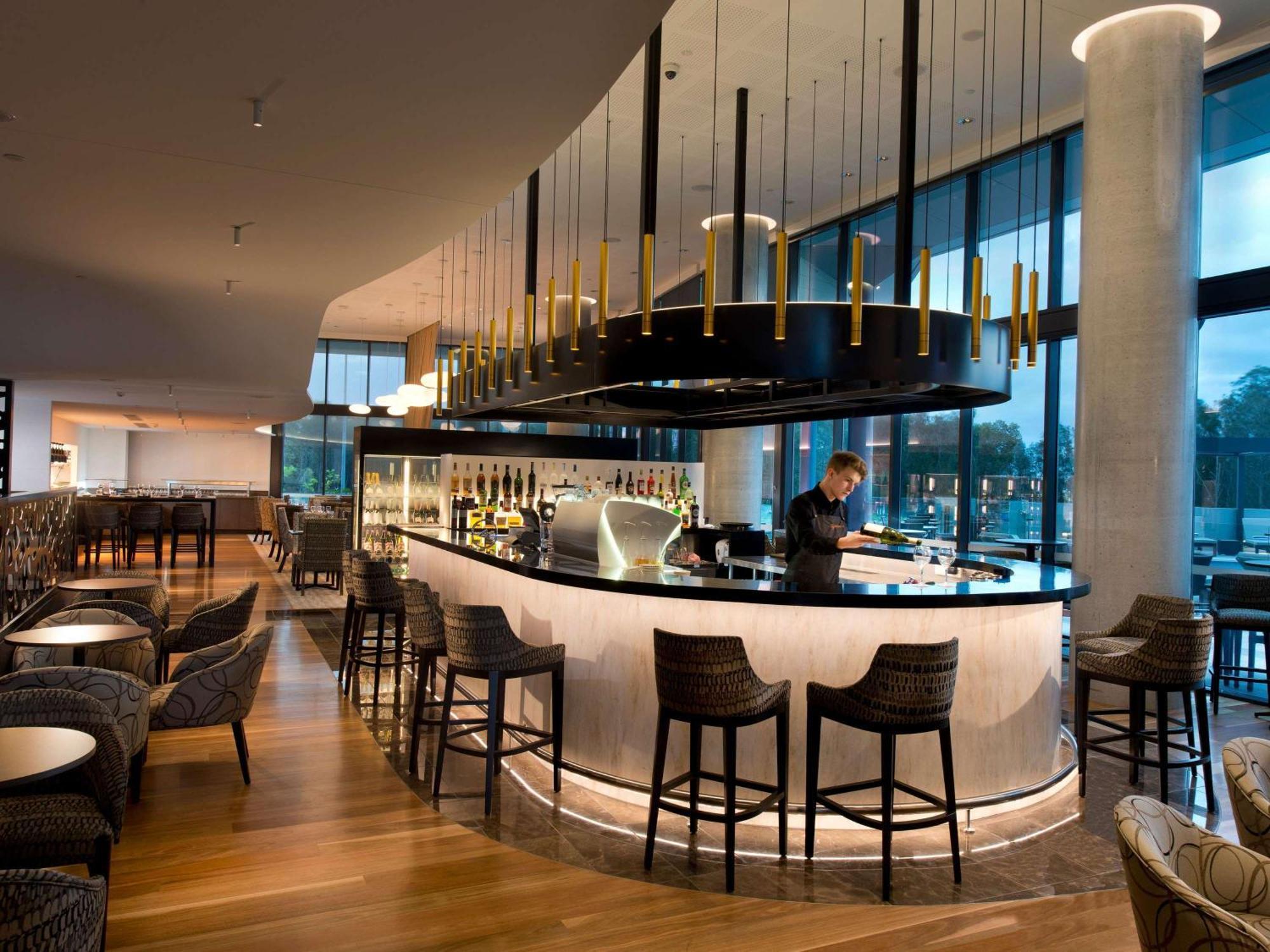 พูลแมน บริสเบน แอร์พอร์ต Hotel ภายนอก รูปภาพ The bar at the London Hilton on Park Lane