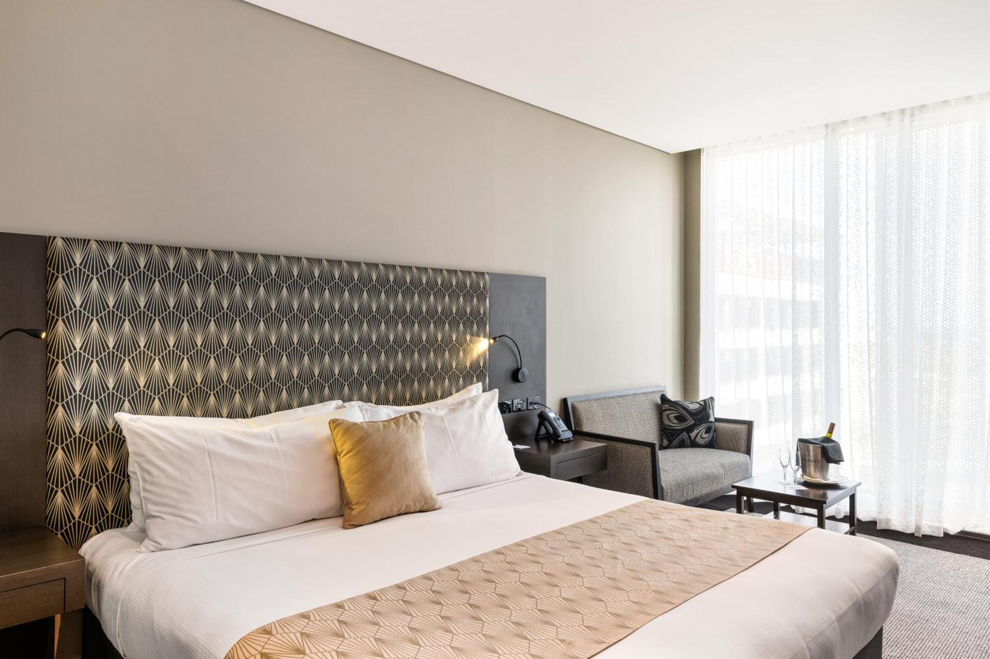 พูลแมน บริสเบน แอร์พอร์ต Hotel ภายนอก รูปภาพ A bedroom at the hotel