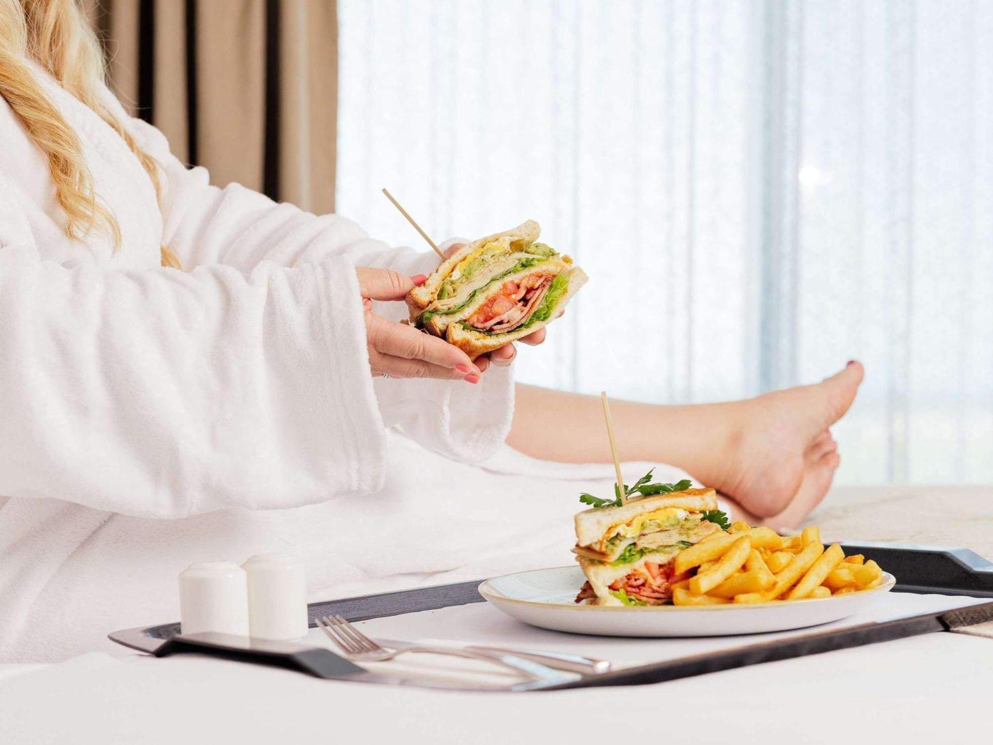 พูลแมน บริสเบน แอร์พอร์ต Hotel ภายนอก รูปภาพ Room service