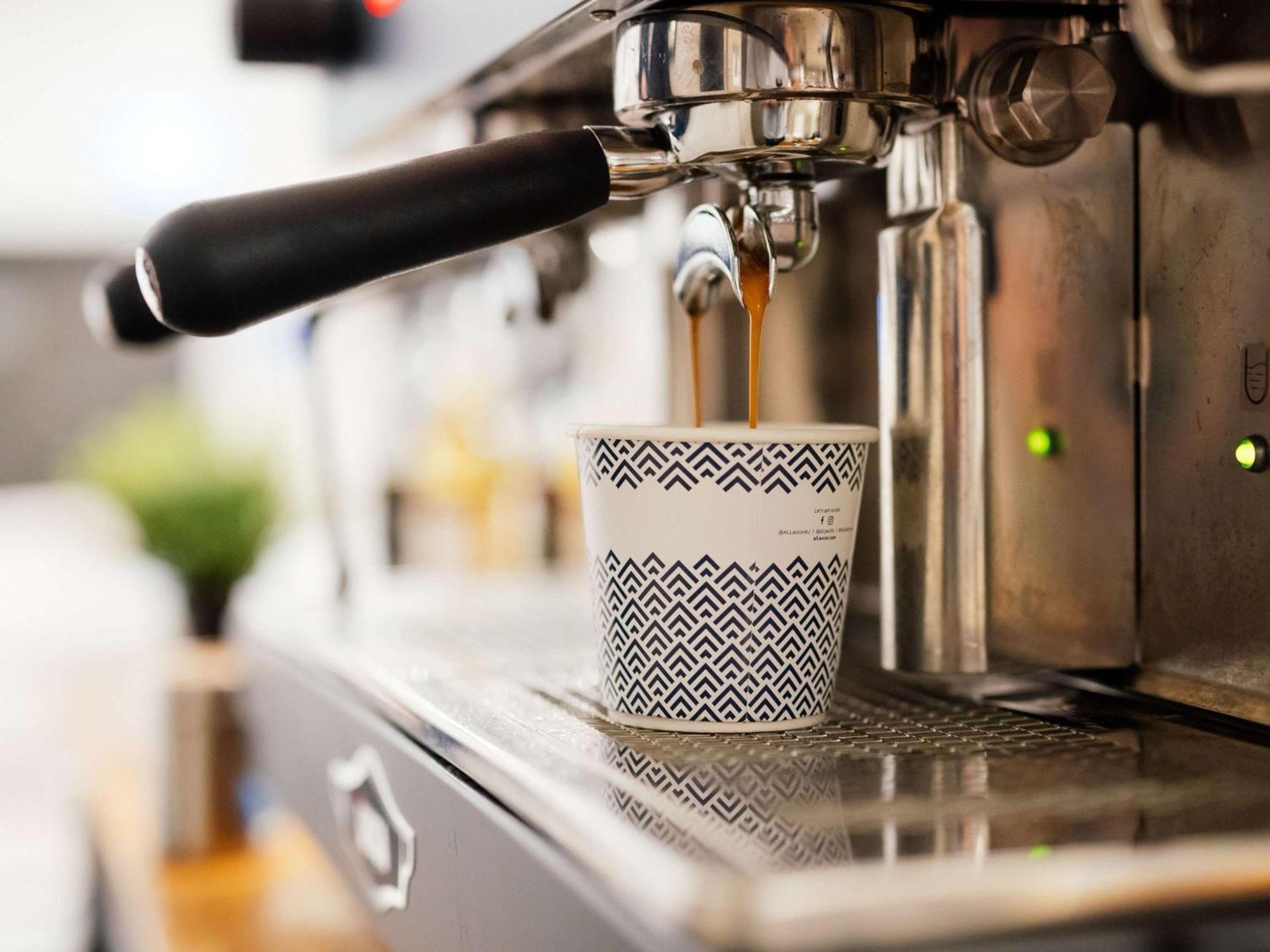 พูลแมน บริสเบน แอร์พอร์ต Hotel ภายนอก รูปภาพ Espresso machine