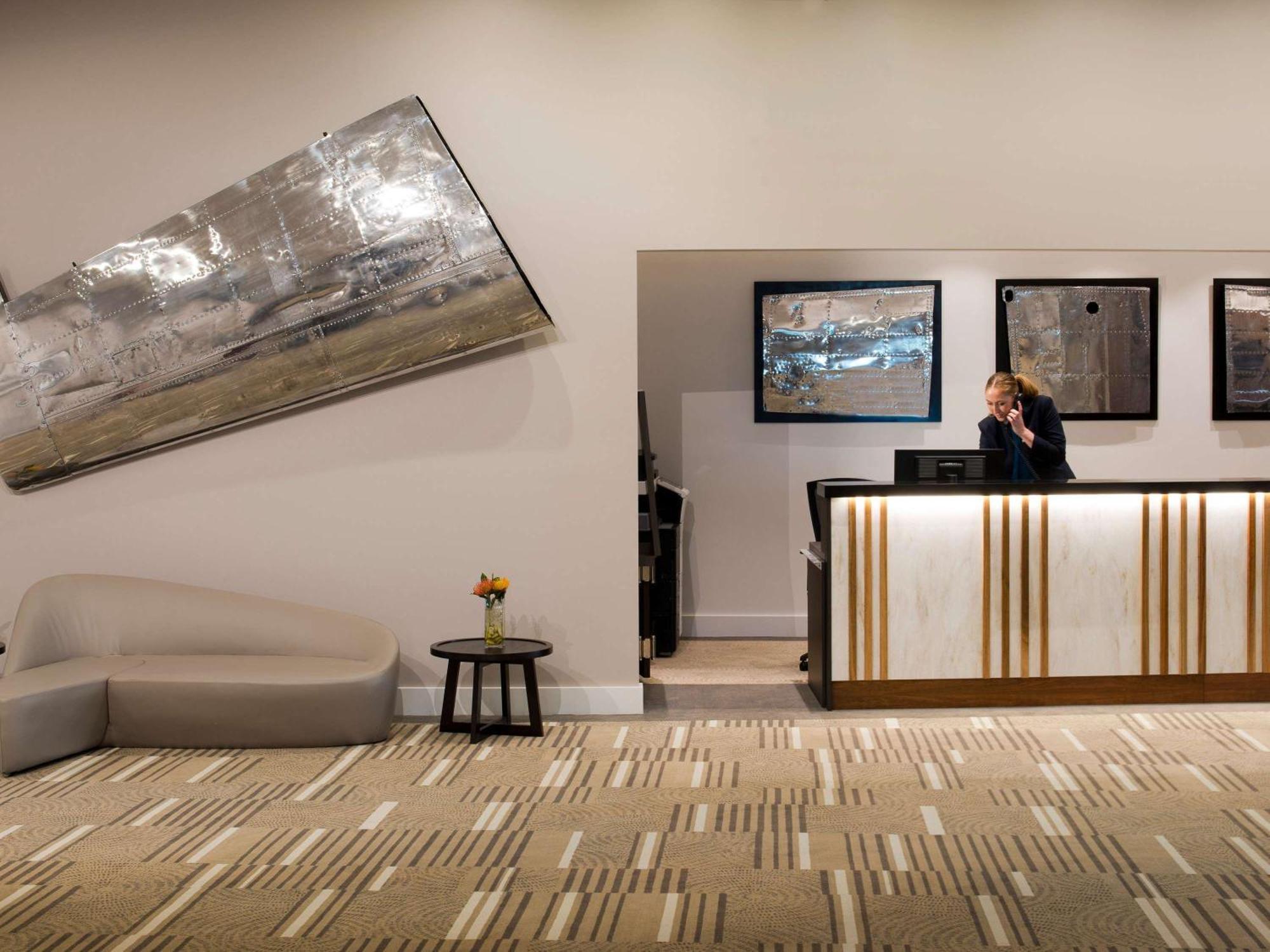 พูลแมน บริสเบน แอร์พอร์ต Hotel ภายนอก รูปภาพ The reception area at the hotel