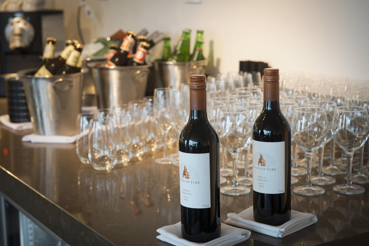 พูลแมน บริสเบน แอร์พอร์ต Hotel ภายนอก รูปภาพ Two bottles of wine