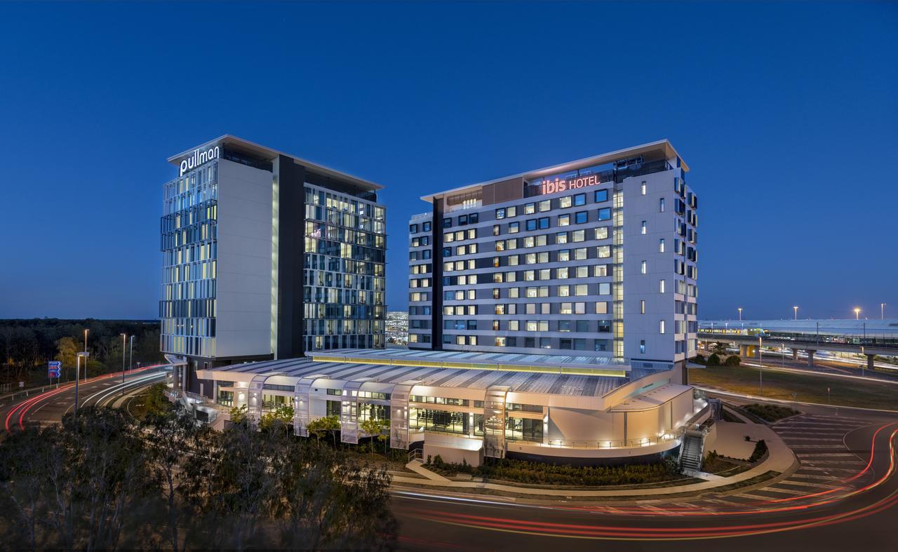 พูลแมน บริสเบน แอร์พอร์ต Hotel ภายนอก รูปภาพ The hotel at night