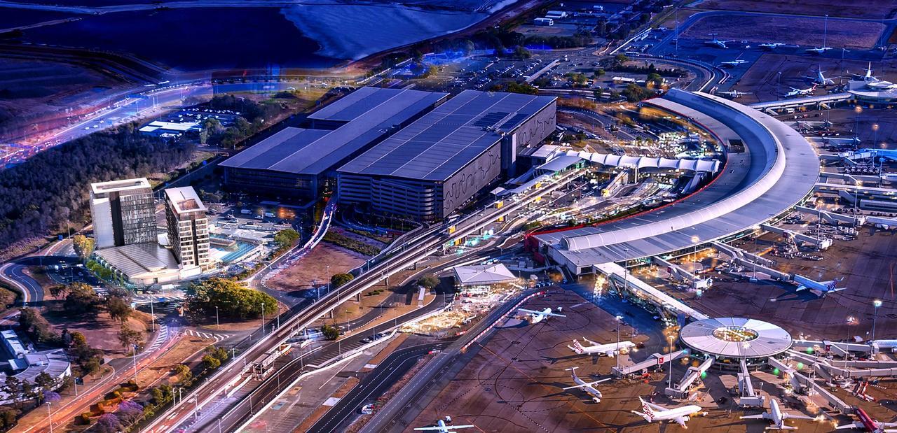 พูลแมน บริสเบน แอร์พอร์ต Hotel ภายนอก รูปภาพ Aerial view of the airport at night
