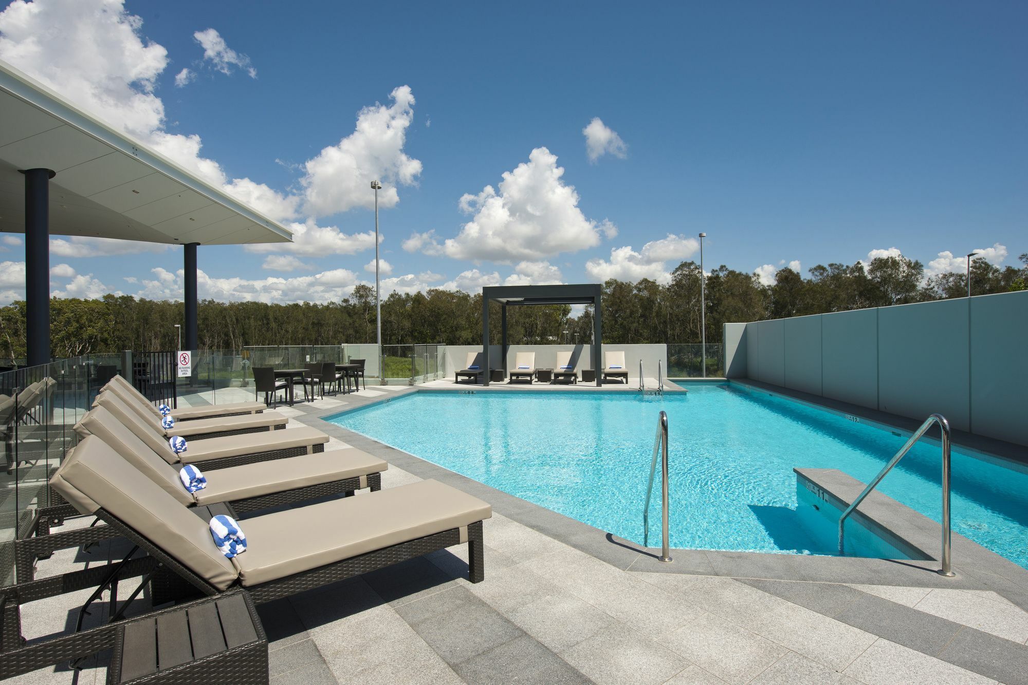 พูลแมน บริสเบน แอร์พอร์ต Hotel ภายนอก รูปภาพ The rooftop pool at the Emporium Hotel South Bank