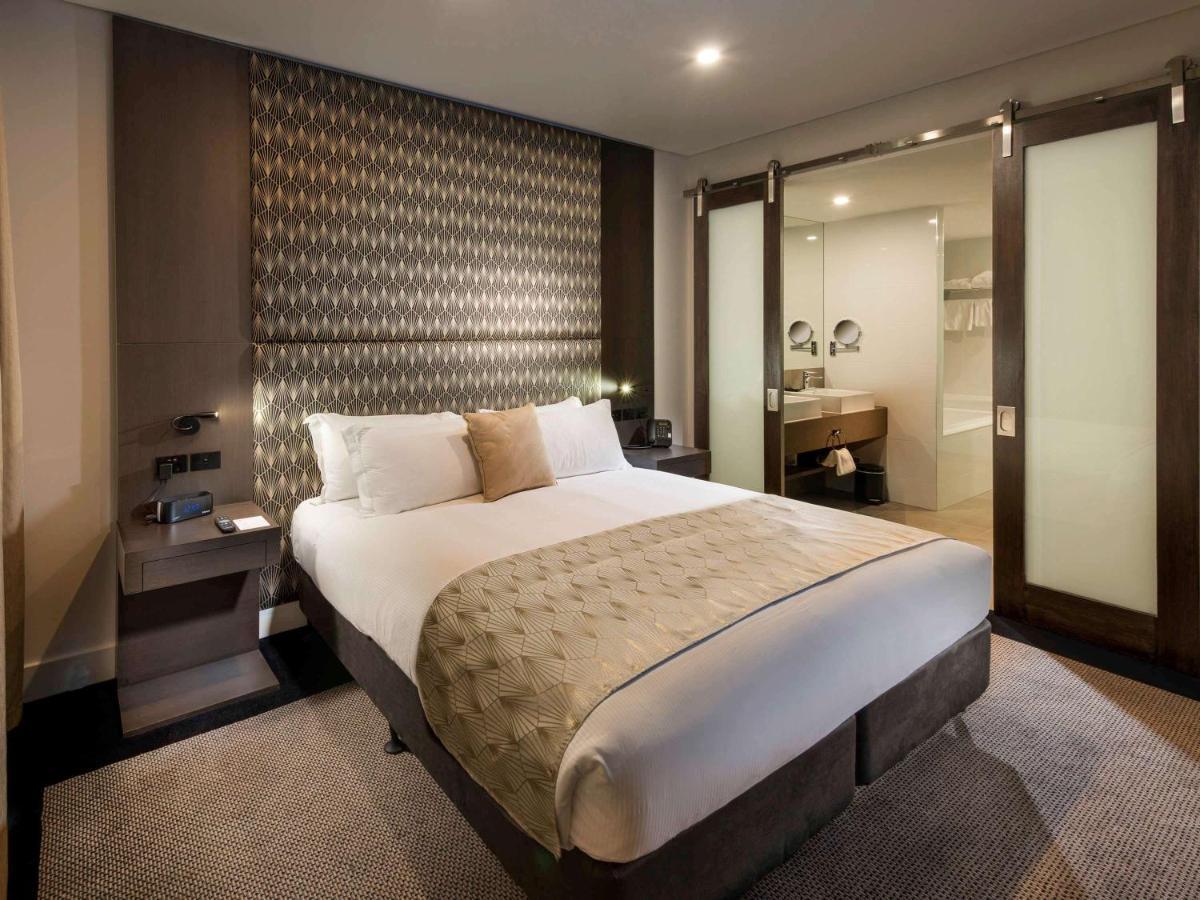 พูลแมน บริสเบน แอร์พอร์ต Hotel ภายนอก รูปภาพ A bedroom at the hotel